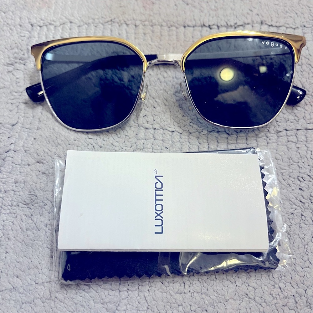 NEW Vouge polarized Sunnies! Super classic!